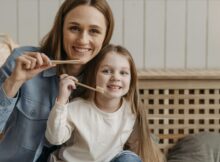 Frau und Kind mit Zahnbürste