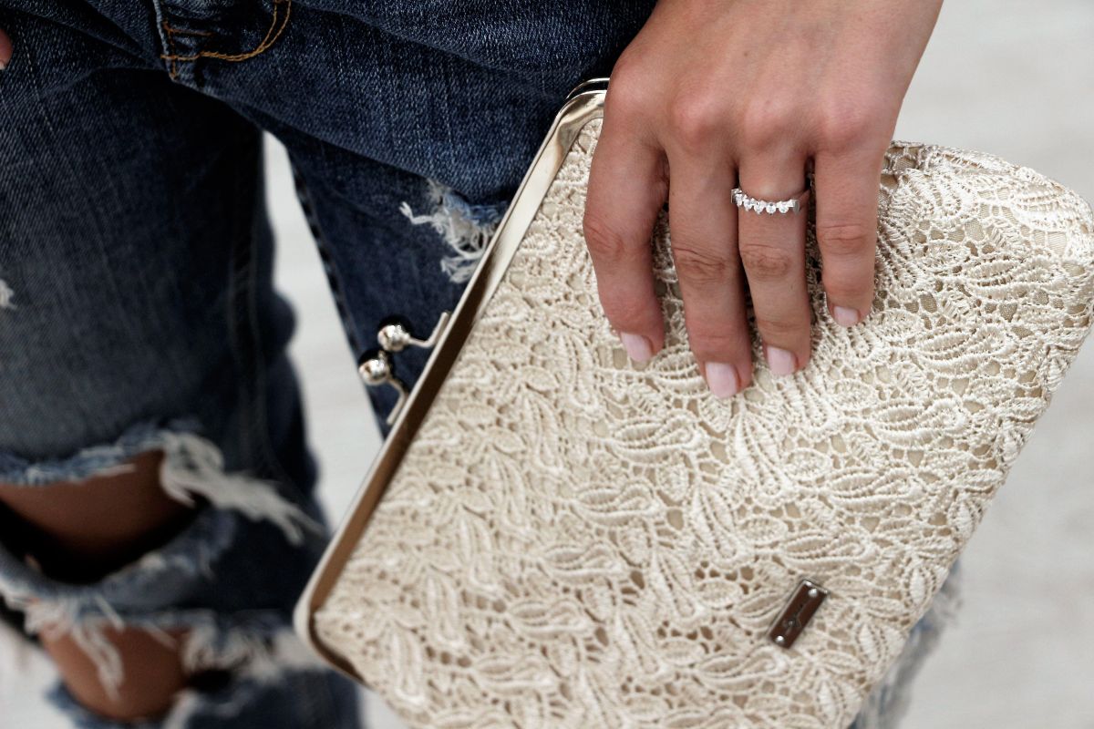Frau hält elegante Abendhandtasche