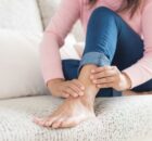 Frau mit verletztem Knöchel