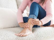 Frau mit verletztem Knöchel