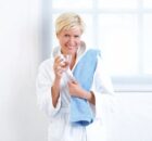 Frau mit Wasserglas