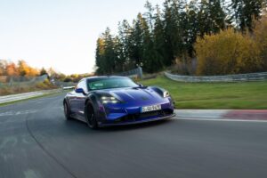 Lars Kern am Steuer des Taycan Turbo GT mit Manthey Kit