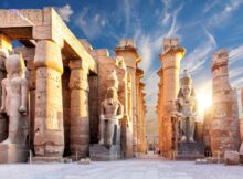 Säulen und Statuen am Haupteingang des Luxor Tempels