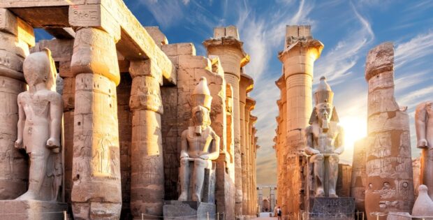 Säulen und Statuen am Haupteingang des Luxor Tempels