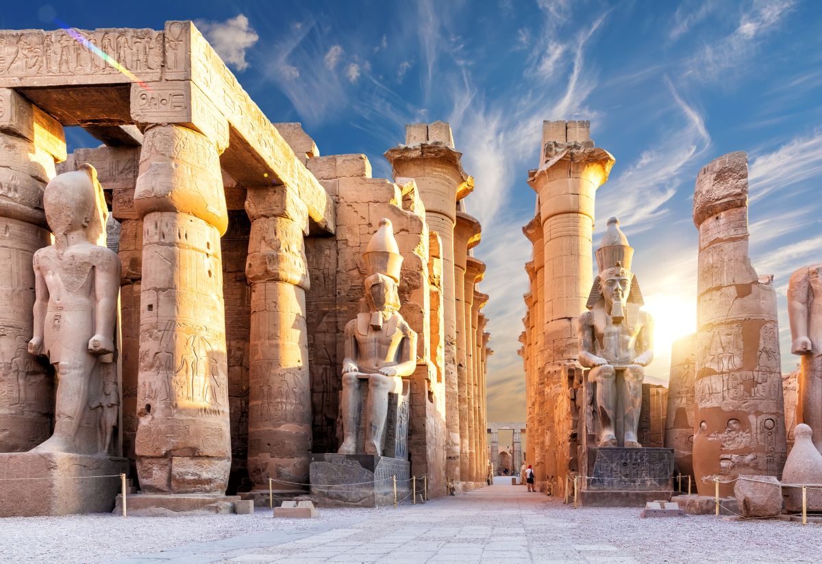 Säulen und Statuen am Haupteingang des Luxor Tempels