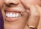 Curaprox Interdentalbürste bei der Anwendung