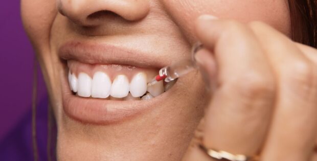 Curaprox Interdentalbürste bei der Anwendung