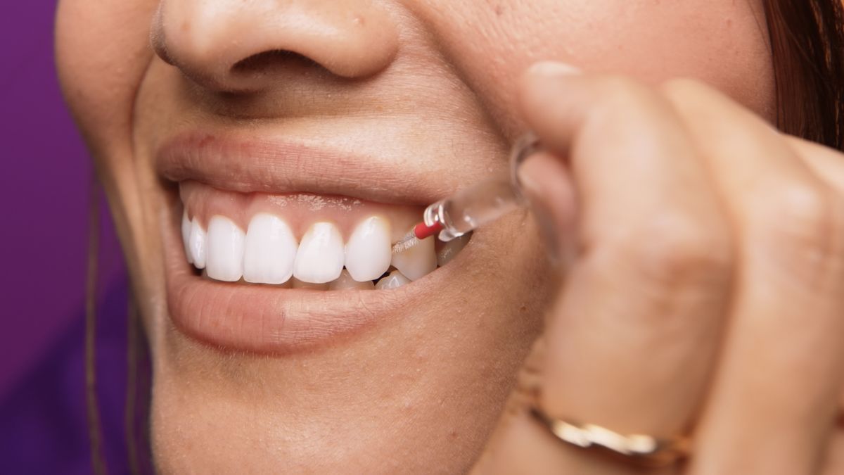 Curaprox Interdentalbürste bei der Anwendung