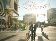 Hochzeitspaar spaziert durch Las Vegas