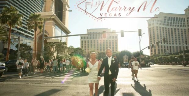 Hochzeitspaar spaziert durch Las Vegas
