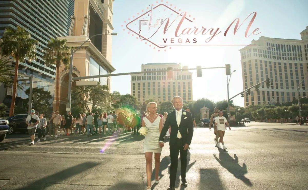 Hochzeitspaar spaziert durch Las Vegas