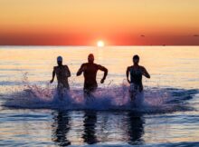 Baden im Sonnenuntergang in Rimini