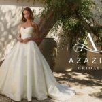 Model in einem Brautkleid der Marke Azazie