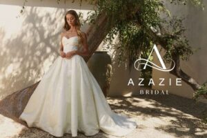 Model in einem Brautkleid der Marke Azazie