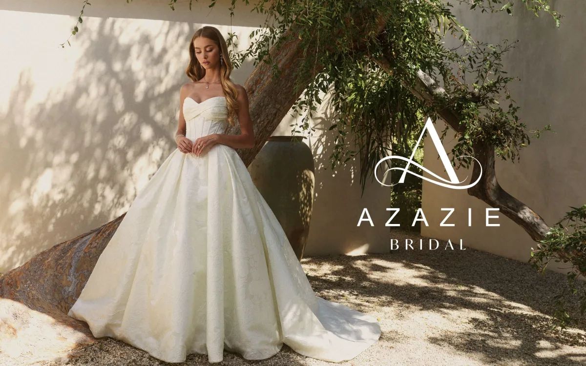Model in einem Brautkleid der Marke Azazie