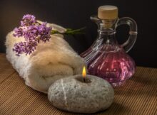 https://pixabay.com/de/photos/wellness-karaffe-lila-kerze-stein-3666624/