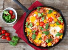 Tomaten-Reis-Shakshuka mit Paprika