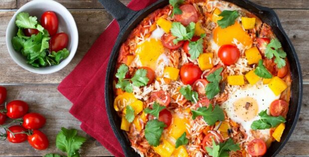 Tomaten-Reis-Shakshuka mit Paprika