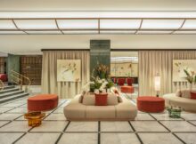 Almanac Prague Lobby: Ausstellungen und ikonisches Design verwandeln das Hotel in eine lebendige Galerie