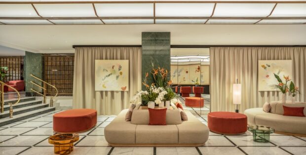 Almanac Prague Lobby: Ausstellungen und ikonisches Design verwandeln das Hotel in eine lebendige Galerie