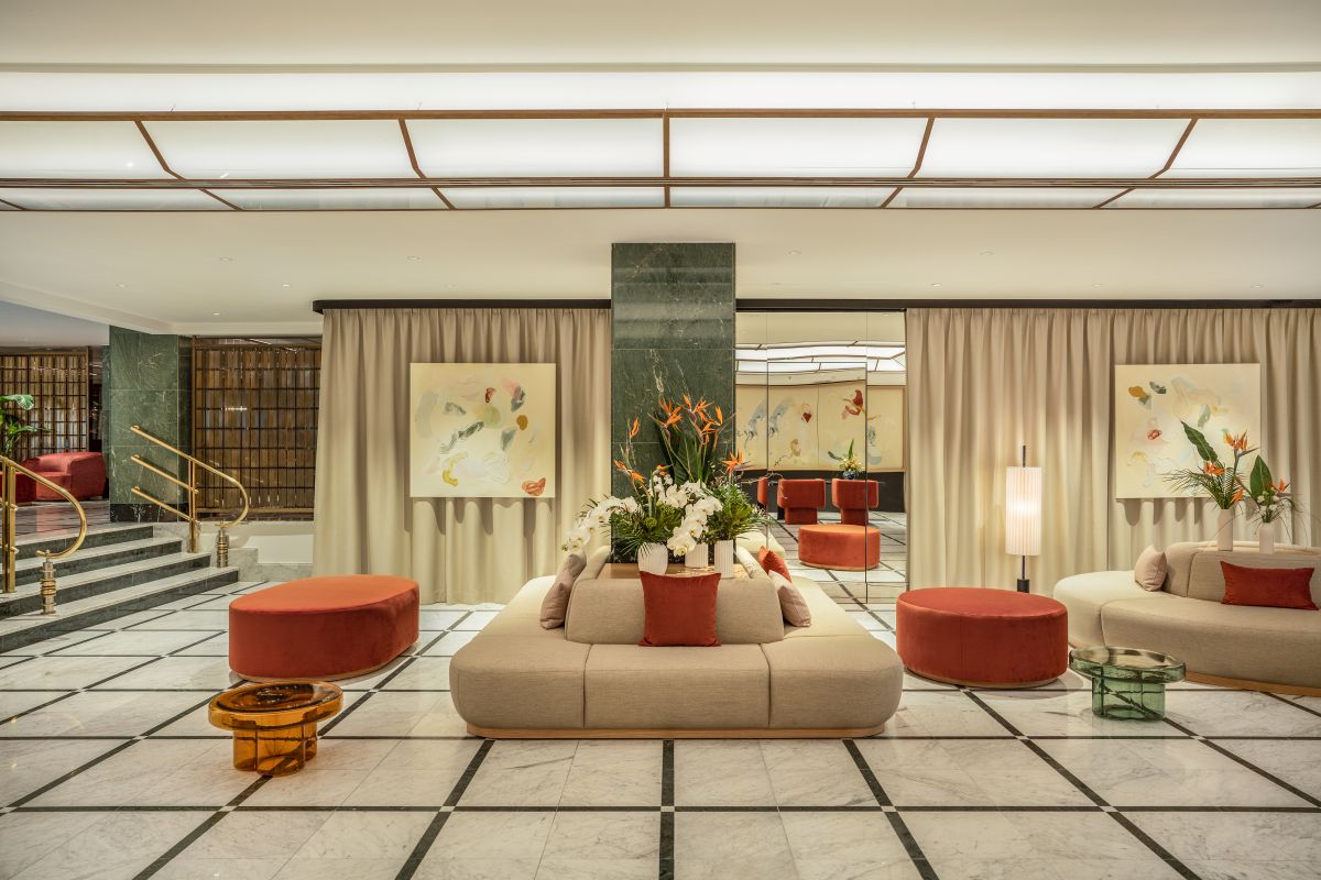 Almanac Prague Lobby: Ausstellungen und ikonisches Design verwandeln das Hotel in eine lebendige Galerie