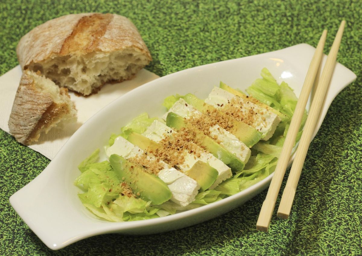 Avocado-salat im Sommer