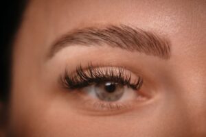 Brow-Look anz ohne tägliches Nachzeichnen, Verwischen oder Abfärben
