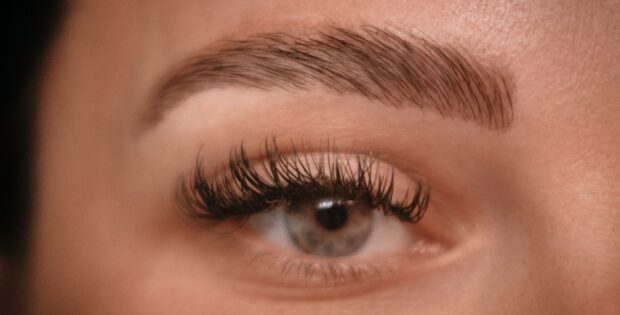 Brow-Look anz ohne tägliches Nachzeichnen, Verwischen oder Abfärben