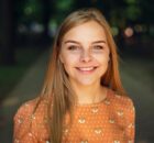 Mädchen lächelt schön