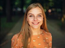 Mädchen lächelt schön