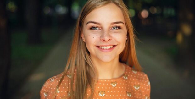 Mädchen lächelt schön