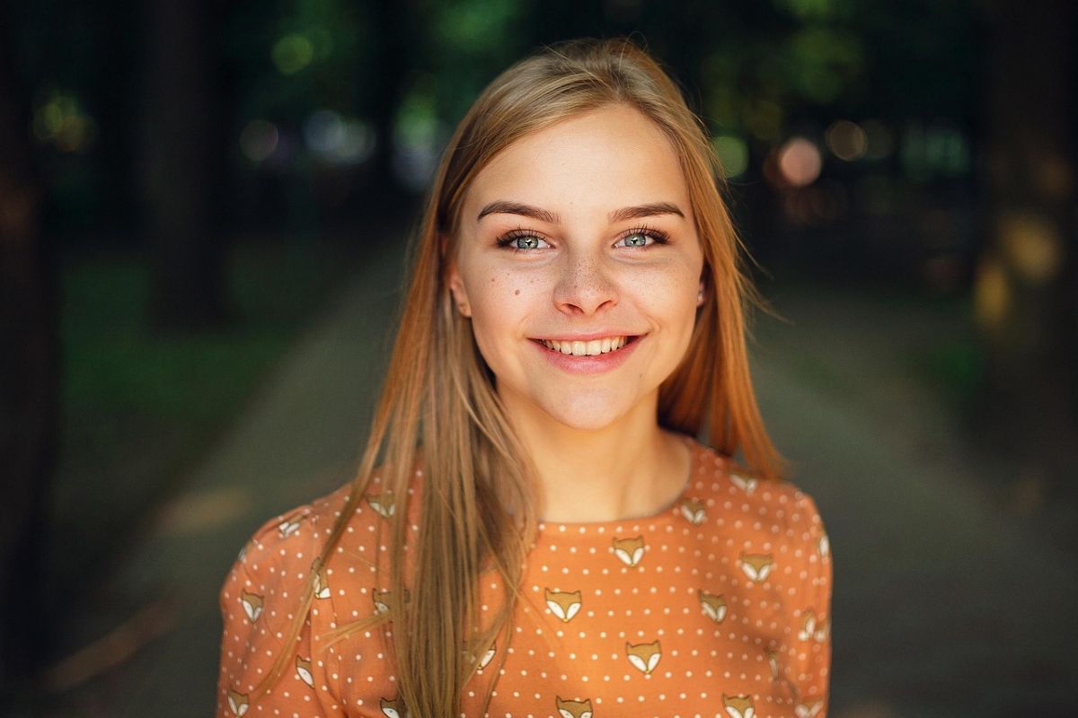 Mädchen lächelt schön