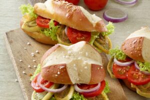 Settele Schwäbischer Burger mit knusprig gebratenen Maultaschenscheiben