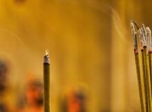Warum Duft so schnell auf die Stimmung wirkt, welches Räucherwerk wofür passt und worauf du beim Kauf von Räucherstäbchen achten solltest.