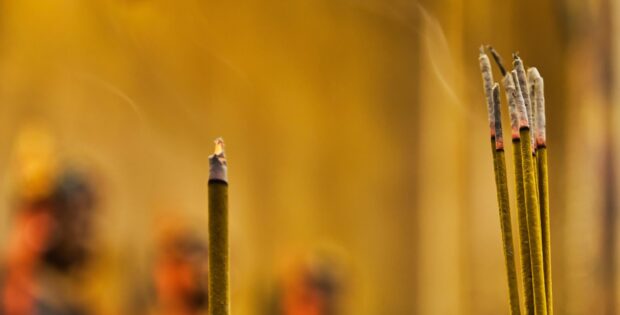 Warum Duft so schnell auf die Stimmung wirkt, welches Räucherwerk wofür passt und worauf du beim Kauf von Räucherstäbchen achten solltest.