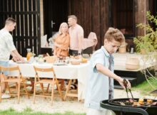 Familie grillt im Garten
