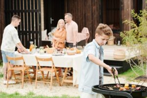 Familie grillt im Garten