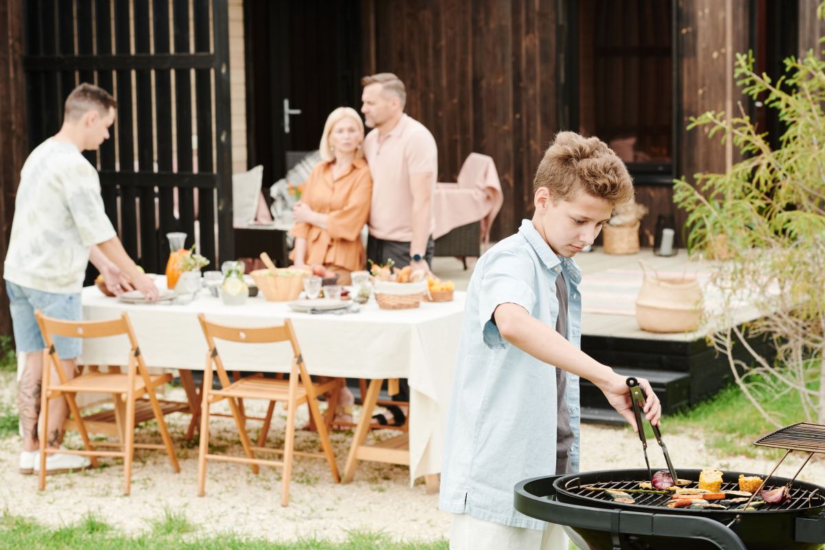 Familie grillt im Garten