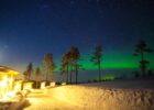 Polarlichter über der Panorama-Lodge bei Paltamo in Ostfinnland