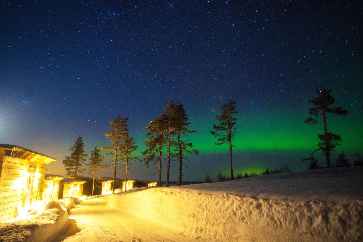 Polarlichter über der Panorama-Lodge bei Paltamo in Ostfinnland