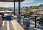 Die Terrasse der Roomers Rooftop Bar mit Blick auf den Schwarzwald