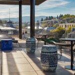 Die Terrasse der Roomers Rooftop Bar mit Blick auf den Schwarzwald