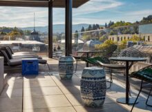 Die Terrasse der Roomers Rooftop Bar mit Blick auf den Schwarzwald