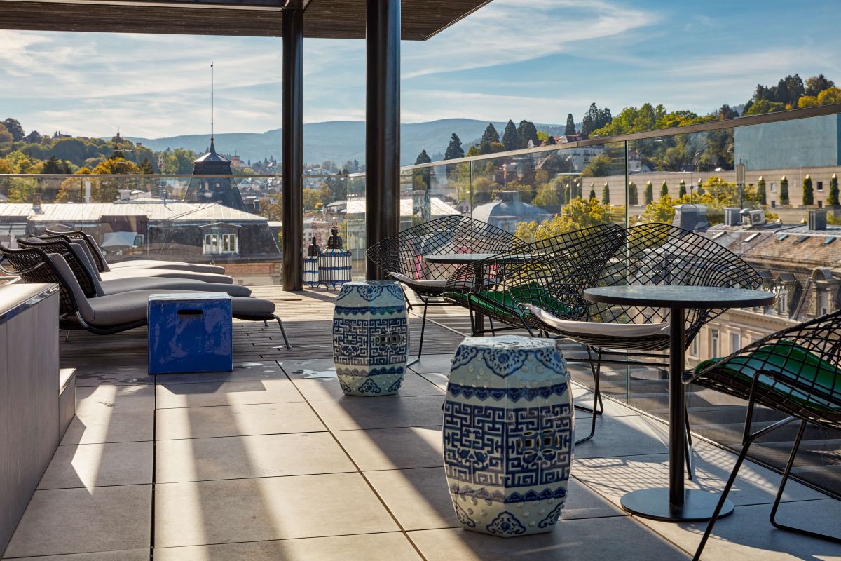 Die Terrasse der Roomers Rooftop Bar mit Blick auf den Schwarzwald