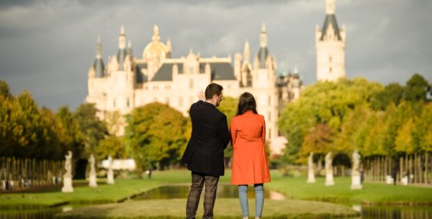 Paar vor dem Schweriner Schloss