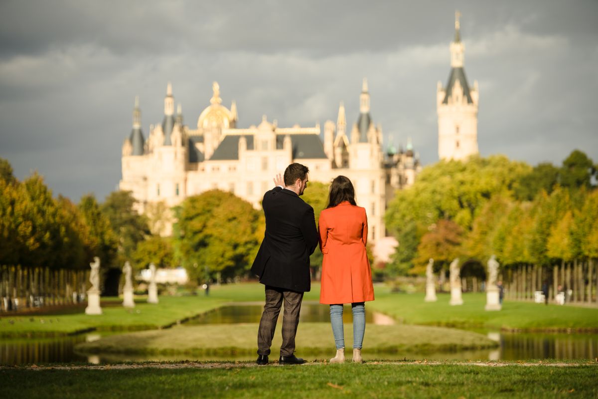 Paar vor dem Schweriner Schloss