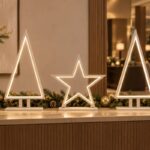 Warmweiße LED-Weihnachtsdekoration mit Tannenbäumen und Stern